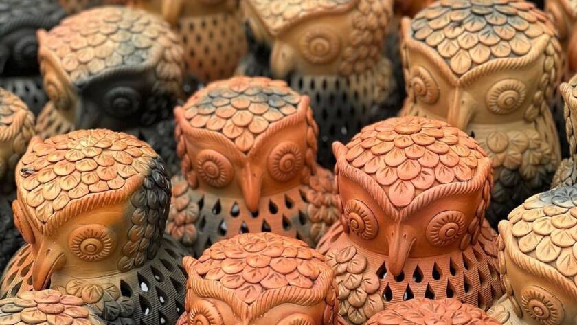 Delicately crafted kaagzi pottery from Alwar – known for its lightness and fine detailing.