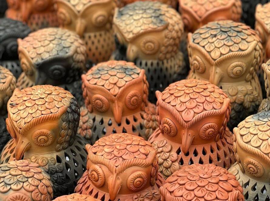 Delicately crafted kaagzi pottery from Alwar – known for its lightness and fine detailing.