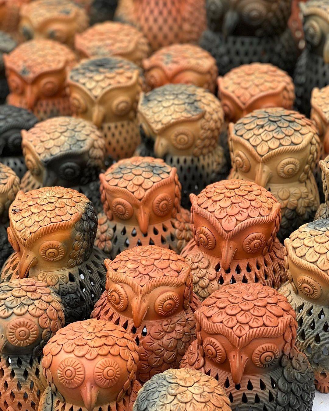 Delicately crafted kaagzi pottery from Alwar – known for its lightness and fine detailing.